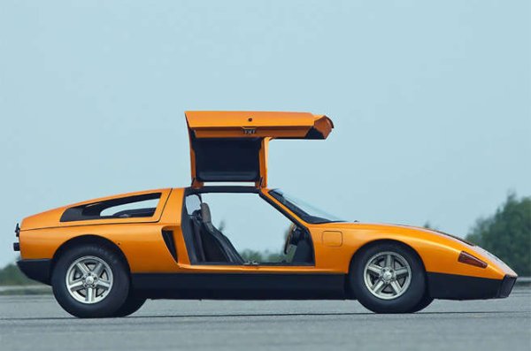 Mercedes би го нарекъл изследователски автомобил. Представен за първи път през 1969 година, чудото с крила на чайка разполагаше с трироторен Wankel двигател с мощност 280 к.с. През 1970-а беше пусната обновена кола с двигател с четири ротора, след което през 1978-а се появи изцяло нова с дизелов мотор. Като този на снимката.

Изключително аеродинамичен като дизел, той счупи рекорд за скорост за това гориво от 320 км в час през 1978-а. Година по-късно с 4,8-литров бензинов V8 той постигна невероятната средна скорост в обиколка от над 400 км в час. Произведени бяха общо 16 коли.